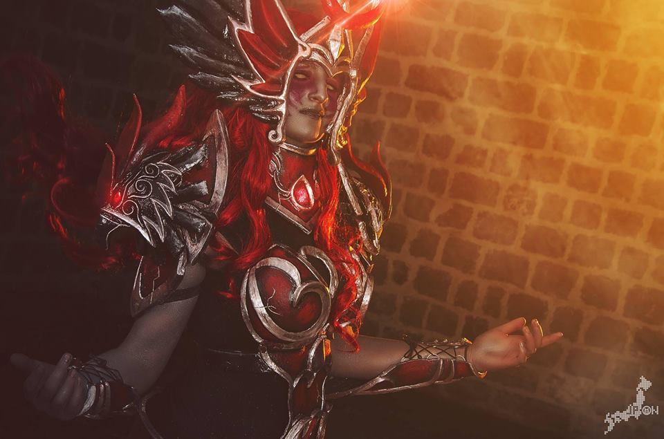 Cosplay Tyrande Maestra en rojo por Vilina Cosplay Cosplay Tyrande Maestra en rojo por Vilina Cosplay